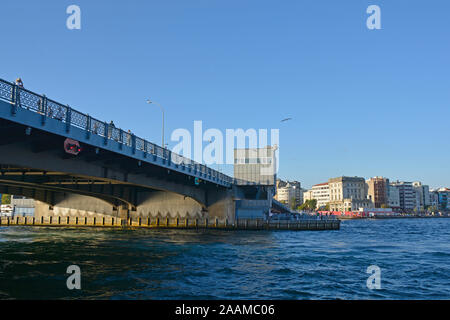 Istanbul, Turquie - 6 septembre 2019. Les habitants et les touristes à pied sur le pont de Galata sur la Corne d'or Banque D'Images