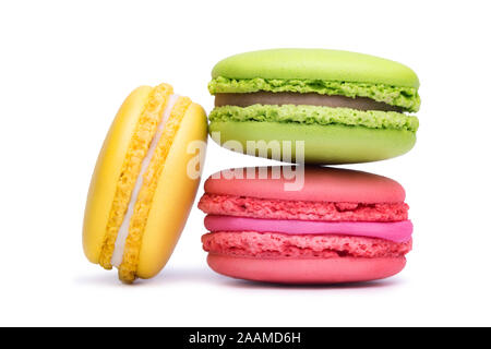 Jaune, rose et vert macaron cookies isolé sur fond blanc Banque D'Images