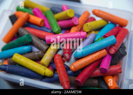 Des crayons sur la table. Gamme de couleurs bois Montessori . crayon et papier photos sur la table, thème coloré, papier peint thème dessin Banque D'Images