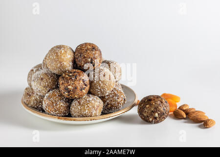 Des boules d'énergie avec les abricots secs, les raisins secs, les dattes, les pruneaux, noix, amandes et noix de coco. Une saine. Banque D'Images