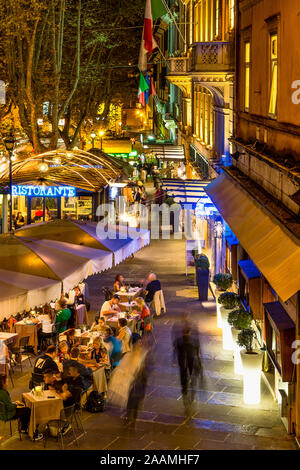 Restaurant en plein air la nuit sur la Via Vittorio Veneto, Rome, Italie. Banque D'Images