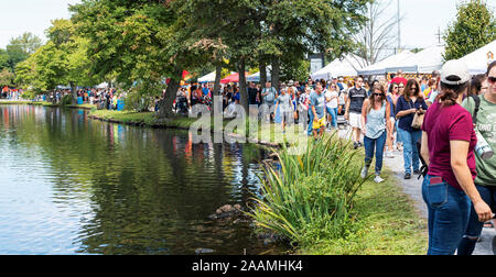 Babylon, New York, USA - 8 septembre 2019 : les personnes bénéficiant d'une journée ensoleillée balade autour du lac Argyle au cours de l'assemblée annuelle de la Société d'Embellissement Babylone Fai Banque D'Images