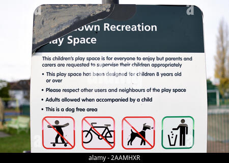 Vieux signe pour jouer au Furzedown Recreation Ground Banque D'Images