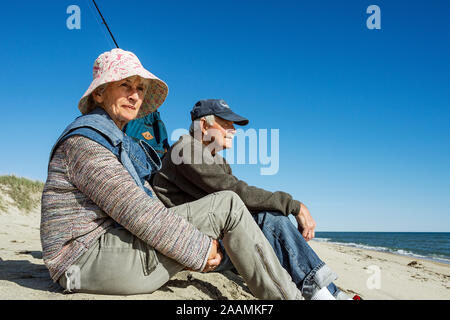 Senior couple profitez de la vue front de mer à Long Point Beach, West Tisbury, Martha's Vineyard, Massachusetts, USA. Banque D'Images