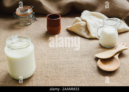 Le kéfir de lait préparé à la maison, processus de séparer les grains de la phase liquide. Banque D'Images