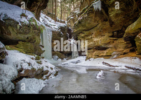 Lower Falls congelé dans l'Conkle creux dans l'hiver, parc d'État de Hocking Hills, Ohio Banque D'Images