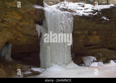 Lower Falls congelé dans l'Conkle creux dans l'hiver, parc d'État de Hocking Hills, Ohio Banque D'Images