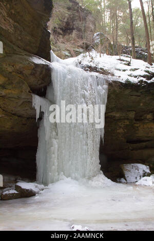 Lower Falls congelé dans l'Conkle creux dans l'hiver, parc d'État de Hocking Hills, Ohio Banque D'Images