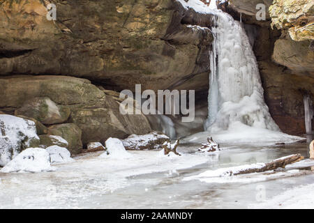 Lower Falls congelé dans l'Conkle creux dans l'hiver, parc d'État de Hocking Hills, Ohio Banque D'Images