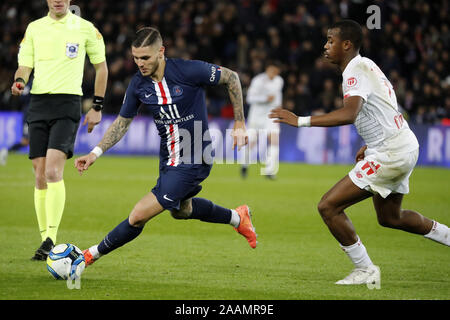 Paris, France. 22 Nov, 2019. Paris Saint-Germain's Mauro Icardi (C) fait concurrence au cours de la Ligue 1 match de foot entre Paris Saint-Germain (PSG) et Lille à Paris, France, 22 novembre 2019. Crédit : Jack Chan/Xinhua/Alamy Live News Banque D'Images