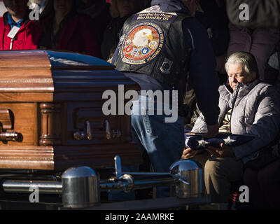 Des Moines, Iowa, USA. 22 Nov, 2019. Un membre de la Garde côtière canadienne Patriot Riders fait une présentation à la famille de l'US Marine Corps de réserve Secteur Channing Whitaker lors du service en reinterment Whitaker cimetière de Glendale. Whitaker est mort dans la bataille de Tarawa, le 22 novembre 1943. Il a été enterré sur Betio Island, dans les îles Gilbert, et ses restes ont été retrouvés en mars 2019. Il a été identifié par une correspondance avec l'ADN des membres de la famille dans l'Iowa. Credit : ZUMA Press, Inc./Alamy Live News Banque D'Images