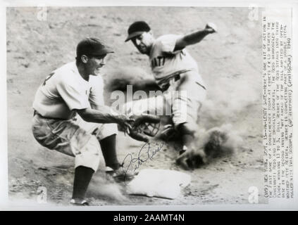 AP autographiée bélinographe de joueur Dodgers de Brooklyn Pete Reiser prenant un jet dans l'infield tandis qu'un runner glisse dans la base vers 1940. Banque D'Images