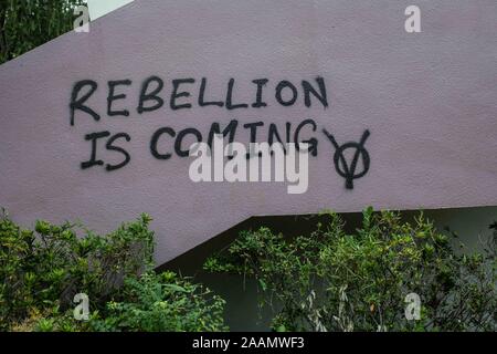 Graffiti sur le mur de l'un des immeubles de CUHK pendant la manifestation.Après une semaine de grève et affrontements avec la police, les manifestants occupent toujours le campus de l'Université chinoise de Hong Kong en une journée de calme relatif. À la fin de la journée, manifestants ont bloqué la route à nouveau Tolo dans flash mob actions puis évacué le campus aidé par les pilotes privés après le réglage de l'entrée du pont numéro 2 sur le feu. Il n'y a eu aucune arrestation. Banque D'Images