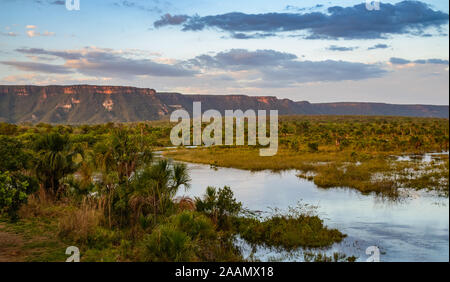 Chapada paysage, plateaux formés avec des couches de grès horizontaux couper par la rivière. Bahia, Brésil, Amérique du Sud. Banque D'Images