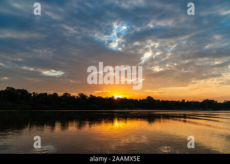 Coucher de soleil sur Rio Araguaia, un affluent important du bassin de l'Amazone. Tocantins, au Brésil, en Amérique du Sud. Banque D'Images