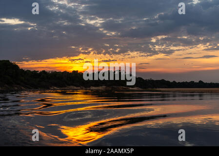 Coucher de soleil sur Rio Araguaia, un affluent important du bassin de l'Amazone. Tocantins, au Brésil, en Amérique du Sud. Banque D'Images