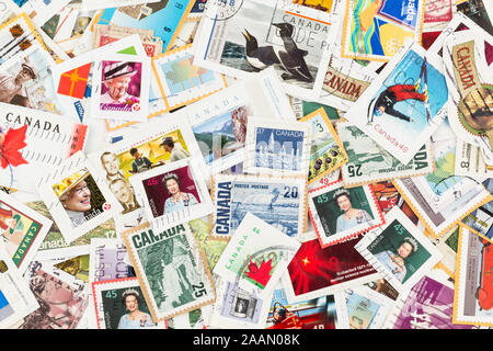SEATTLE, WASHINGTON - 22 novembre 2019 : contexte de la dispersion utilisé, anciens et nouveaux, les timbres-poste sur papier. Banque D'Images