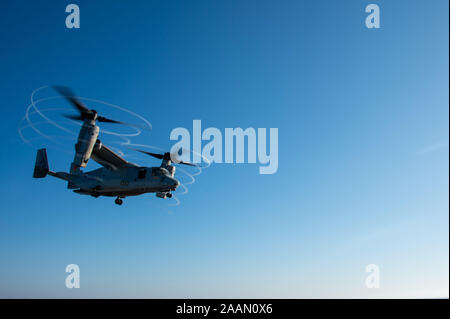 191105-N-PN905-2639 de l'OCÉAN PACIFIQUE (nov. 05, 2019) - Une MV-22B Balbuzard, affecté à l'escadron à rotors basculants moyen maritime (VMM) 164, survole le navire d'assaut amphibie USS Makin Island (DG 8), le 5 novembre. Makin Island mène des opérations de routine dans le Pacifique Est. (U.S. Photo par marine Spécialiste de la communication de masse de la classe 3ème Jacob D. Bergh) Banque D'Images