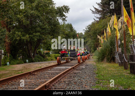 Rockaway Beach, Oregon, United States of America - 7 septembre 2019 : Groupe de personnes sur le Railbiking les voies de chemin de fer. Banque D'Images