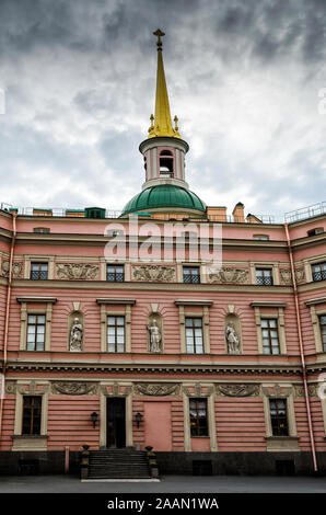 Saint-pétersbourg, Russie, le 6 mai 2015 : St Michael's Castle aussi appelé le château Mikhailovsky ou le Château des ingénieurs, bâtiment rose, extérieur durin Banque D'Images