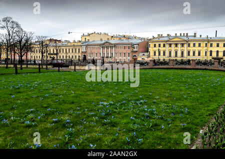 Saint-pétersbourg, Russie, le 6 mai 2015 : Avis de Saint-pétersbourg Quai de la Rivière Fontanka de fleurs Banque D'Images