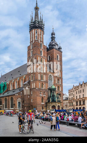 L'église gothique en brique de Saint Mary's Basilica à la place principale de Cracovie est l'un des meilleurs exemples de l'architecture gothique de la Pologne, Cracovie, moindre Banque D'Images