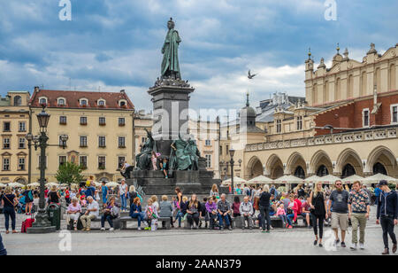 Monument commémorant l'écrivain poète nationaliste & Adam Mickiewicz sur la place principale de Cracovie, à côté de la célèbre halle aux draps, Cracovie, Pologne Petite, Pol Banque D'Images