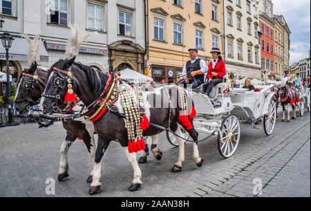 Fiaker à cheval en calèche dans la vieille ville de Cracovie, Pologne Petite, Pologne Banque D'Images