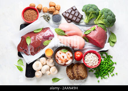 Les aliments riches en fer pour l'hémoglobine et stimule la production de globules rouges. Pour des aliments grossesse en santé. Vue d'en haut Banque D'Images