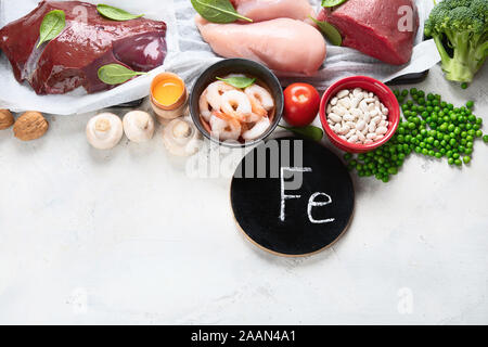 Les aliments riches en fer pour l'hémoglobine et stimule la production de globules rouges. Pour des aliments grossesse en santé. Top View with copy space Banque D'Images