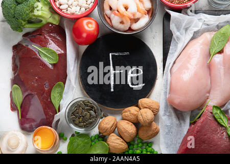 Les aliments riches en fer pour l'hémoglobine et stimule la production de globules rouges. Pour des aliments grossesse en santé. Top View with copy space Banque D'Images