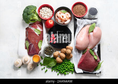 Les aliments riches en fer pour l'hémoglobine et stimule la production de globules rouges. Pour des aliments grossesse en santé. Vue d'en haut Banque D'Images