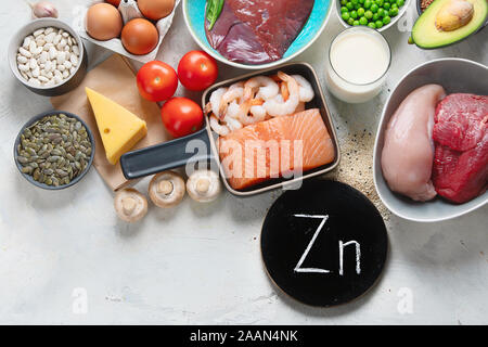 Les aliments riches en zinc pour abaisser le cholestérol ; reproduire la santé, renforce le système immunitaire. Régime alimentaire sain concept. Top View with copy space Banque D'Images