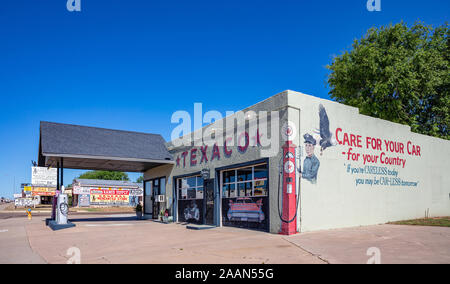 Nouveau Mexique, USA. 14 mai, 2019. Ancienne station d'essence à côté de l'historique route 66. Bâtiment avec un logo smart sur le mur arrière-plan, comme advertisemen Banque D'Images