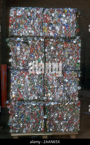 Des paquets DE BOÎTES EN ALUMINIUM EMPILÉS ET PRÊT POUR LE RECYCLAGE. Nouvelle Galles du Sud, Australie. Banque D'Images