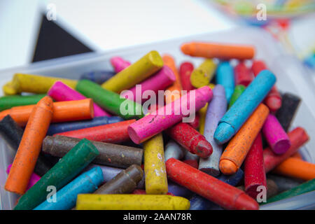 Des crayons sur la table. Gamme de couleurs bois Montessori . crayon et papier photos sur la table, thème coloré, papier peint thème dessin Banque D'Images