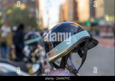 Casque de police avec autocollant du drapeau américain accroché sur un scooter de la police sur une rue de la ville de New York Banque D'Images