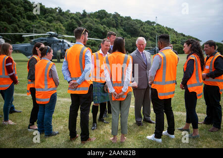 Le Prince de Galles des pourparlers avec l'armée d'Orange, qui a aidé à reconstruire les routes après le séisme, à Kaikoura, le septième jour de la visite royale de Nouvelle-Zélande. PA Photo. Photo date : Samedi 23 Novembre, 2019. Voir PA story ROYALS Charles. Crédit photo doit se lire : Victoria Jones/PA Wire Banque D'Images