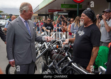 Le Prince de Galles parle avec ruban blanc Riders, un programme annuel d'une semaine voyage à moto dans les villes du nord et du Sud, à l'appui de programmes contre la violence domestique, au cours d'une foule sur la place publique de Kaikoura, le septième jour de la visite royale de Nouvelle-Zélande. PA Photo. Photo date : Samedi 23 Novembre, 2019. Voir PA story ROYALS Charles. Crédit photo doit se lire : Victoria Jones/PA Wire Banque D'Images