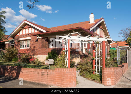 Une fédération avec un corner accueil bungalow jardin bois arche à la porte d'entrée à Roseville sur Sydney, la côte nord de l'Australie Banque D'Images