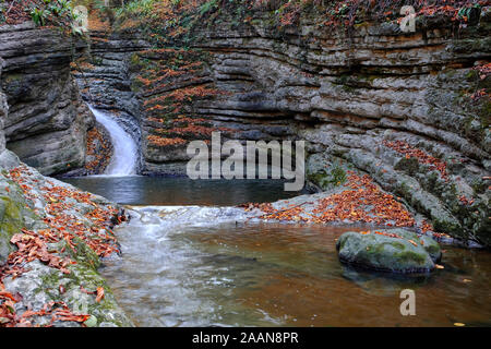 Une cascade et intéressant rock formation à l'automne en iskenderli tonya trabzon turquie Banque D'Images