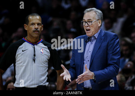 Los Angeles, Californie, USA. 22 Nov, 2019. Les Houston Rockets l'entraîneur-chef Mike D'Antoni plaintes un appel au cours d'un match de basket NBA entre les Los Angeles Clippers et les Houston Rockets, vendredi, Novembre 22, 2019, dans la région de Los Angeles. Ringo : crédit Chiu/ZUMA/Alamy Fil Live News Banque D'Images