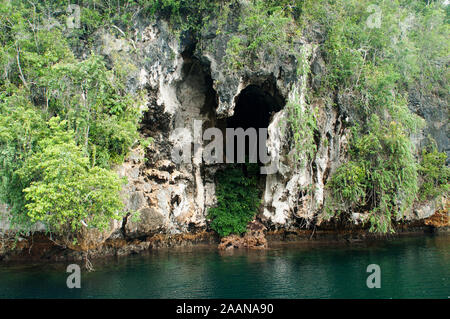 Côtières calcaires pittoresques de Hidden Bay, GAM, l'île de Raja Ampat, Papouasie occidentale en Indonésie Banque D'Images