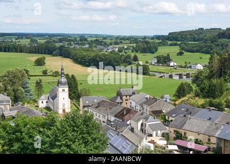 Belle vue sur le village de Chassepierre et la vallée de la Semois dans les Ardennes Belges Banque D'Images