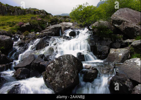 Cascade dans le parc national de Snowdonia. Entre Llyn Idwal et Llyn Ogwen, au nord du Pays de Galles, Royaume-Uni Banque D'Images