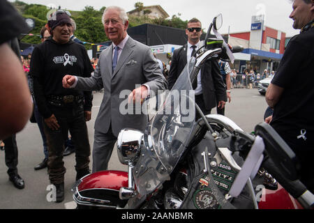 Le Prince de Galles parle avec ruban blanc Riders, un programme annuel d'une semaine voyage à moto dans les villes du nord et du Sud, à l'appui de programmes contre la violence domestique, au cours d'une foule sur la place publique de Kaikoura, le septième jour de la visite royale de Nouvelle-Zélande. PA Photo. Photo date : Samedi 23 Novembre, 2019. Voir PA story ROYALS Charles. Crédit photo doit se lire : Victoria Jones/PA Wire Banque D'Images