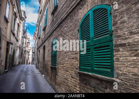 Des hdr ruelle étroite fenêtre chambre rez-de-chaussée Banque D'Images