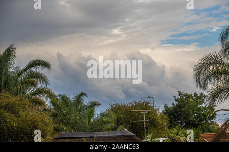 Nuages d'orage d'été sur la région dans la province de Gauteng Highveld en Afrique du Sud libre de droit en format horizontal with copy space Banque D'Images