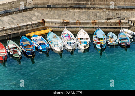 Port de Vernazza village avec de petits bateaux, Cinque Terre, UNESCO World Heritage site, Mer Méditerranée, La Spezia, Ligurie, Italie, Europe Banque D'Images