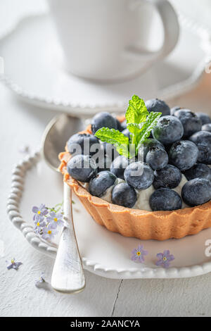 Des mini tarte aux bleuets frais et menthe Banque D'Images